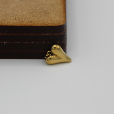 Detalle del charm "Aureito Amor" mostrando su diseño minimalista.