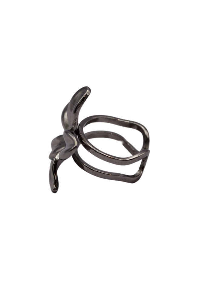 Perspectiva trasera del Anillo Flor Eclipse mostrando su doble aro ajustable.
