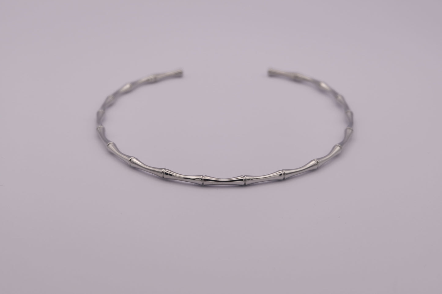 Collar plateado "The Glow Chain" sobre fondo blanco.