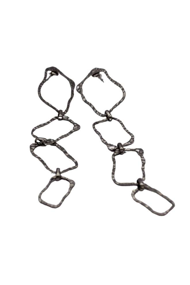 Vista de los Pendientes Cadenas Salvajes extendidos, destacando su forma libre y textura rugosa.