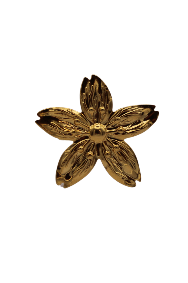 Anillo Flor Sakura visto desde arriba, con pétalos dorados texturizados.
