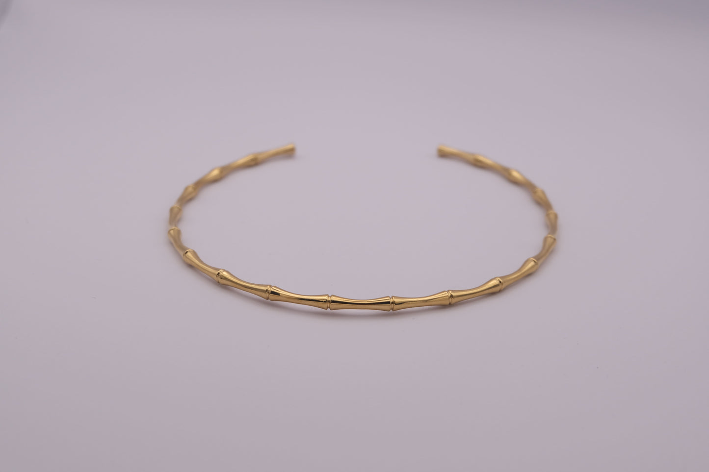 Collar dorado "The Glow Chain" sobre fondo blanco.