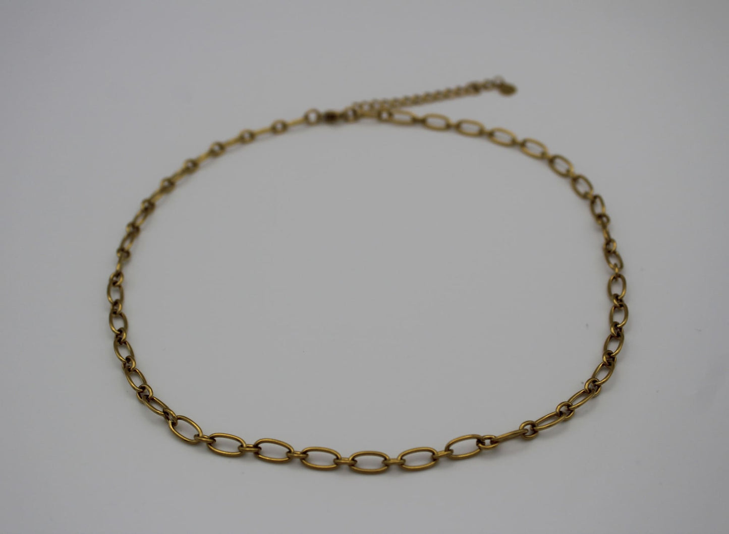 Vista completa del collar dorado "Silvia".