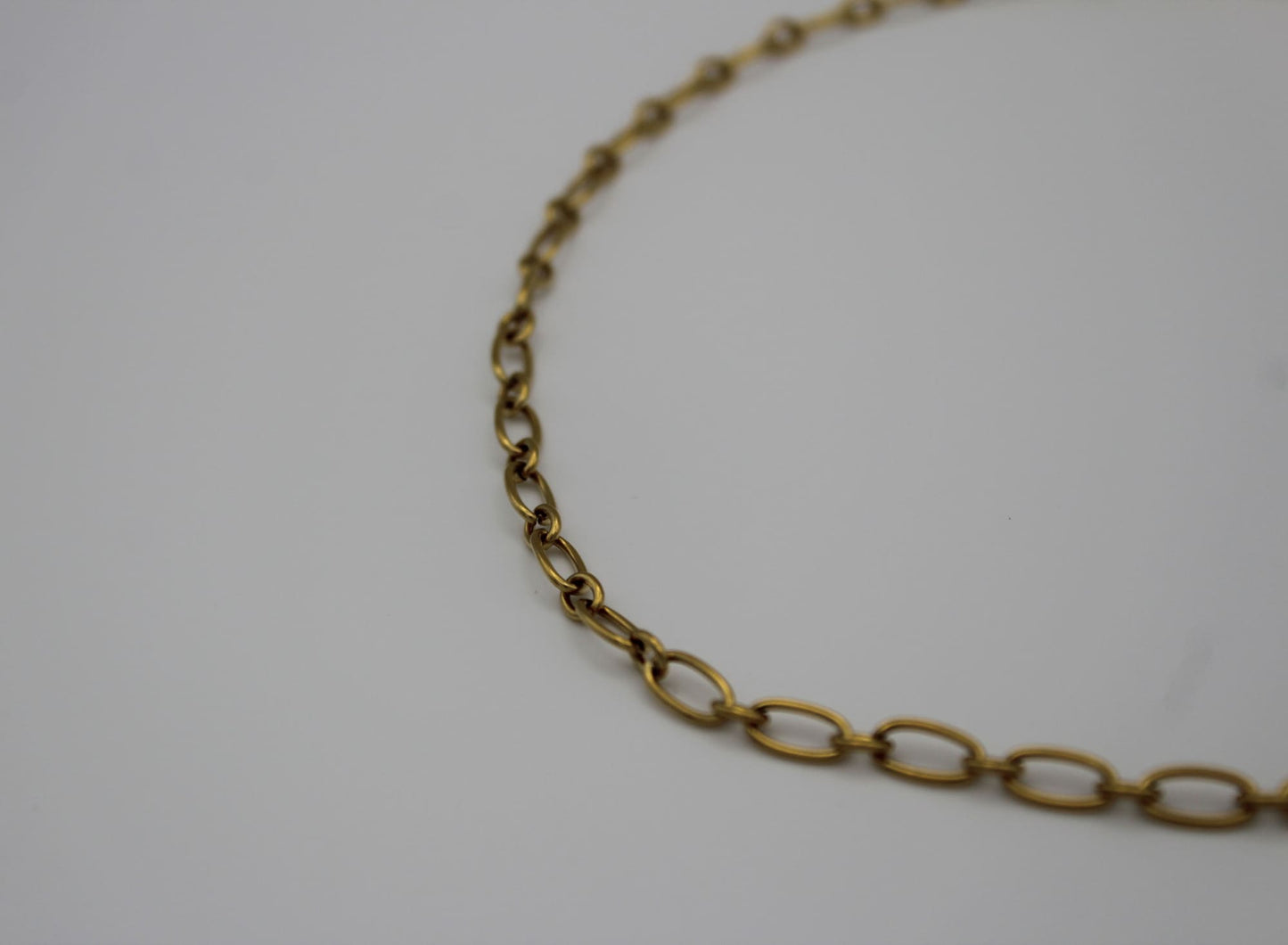 Vista lateral del collar dorado "Silvia" mostrando su acabado pulido.