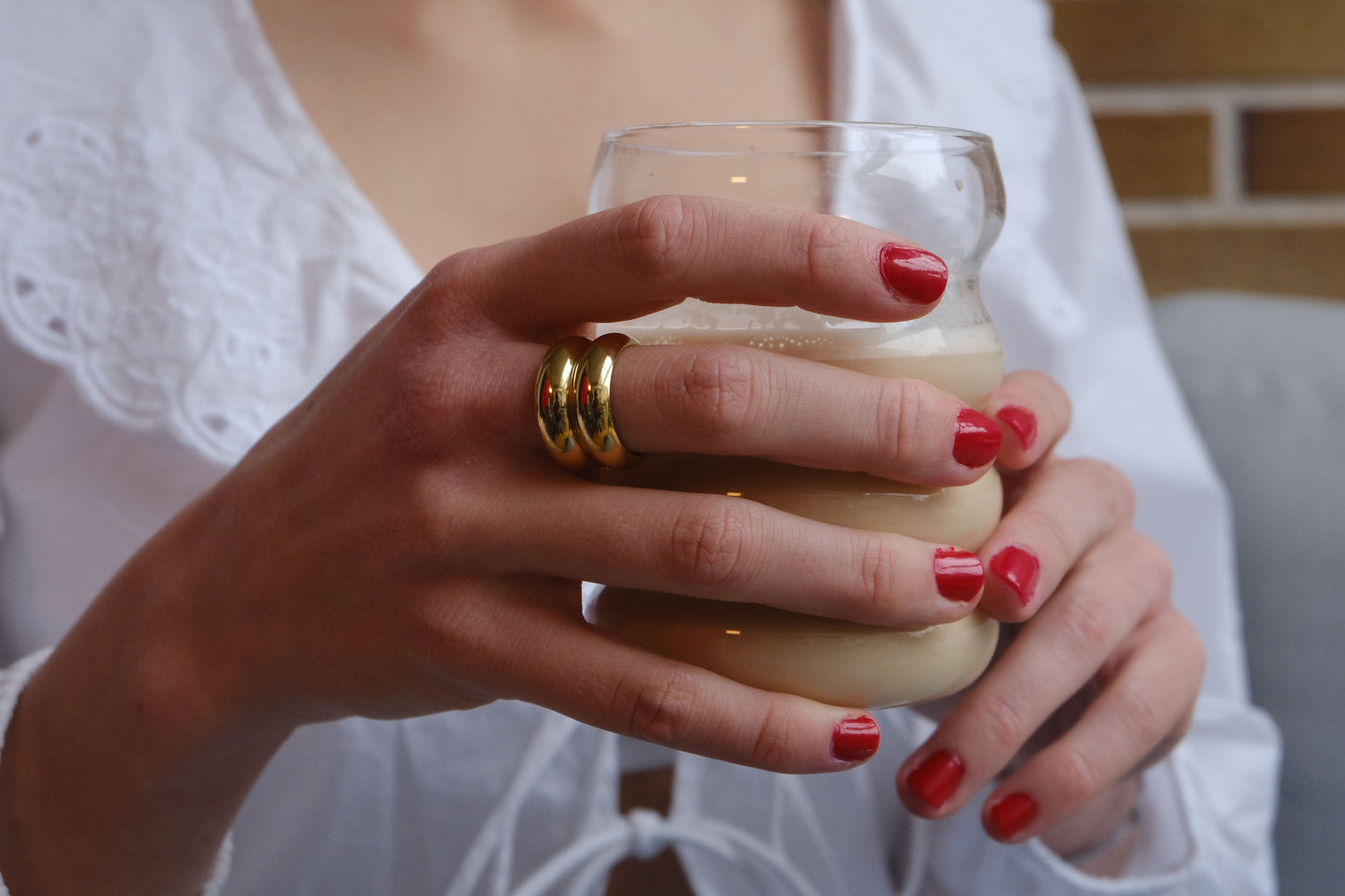 Detalle del diseño ondulado del anillo "The Morning Flow".