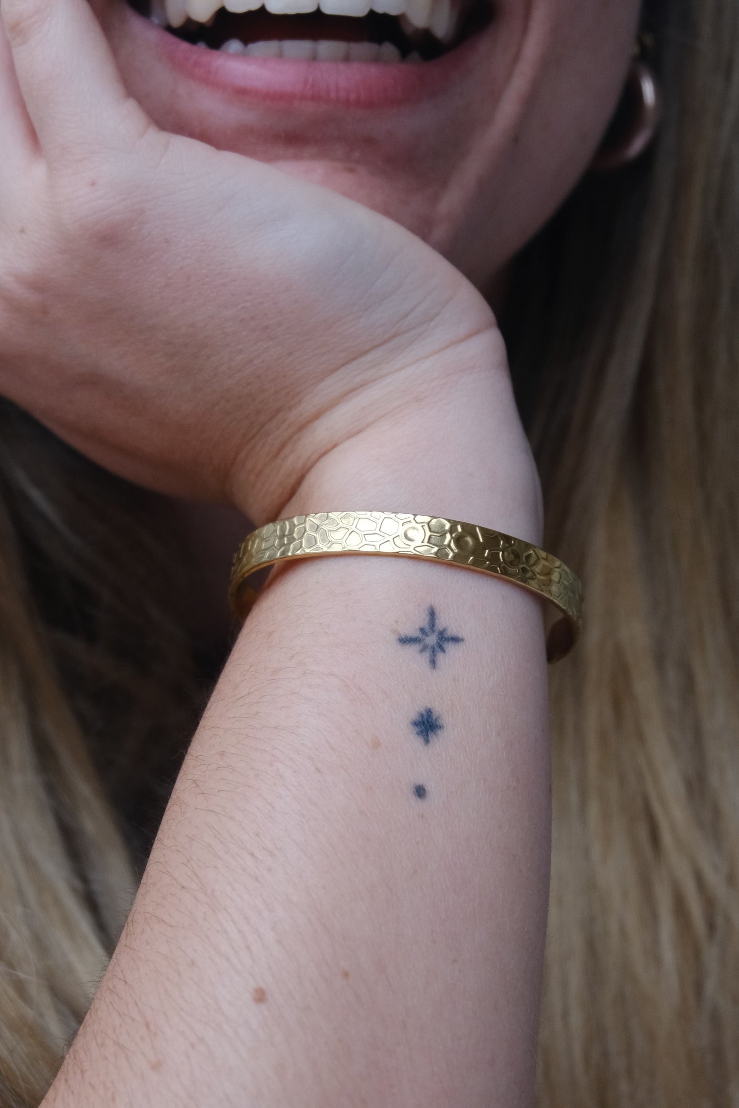 Detalle del diseño fluido de la pulsera "The Bubble Bliss" en situación de la vida real.