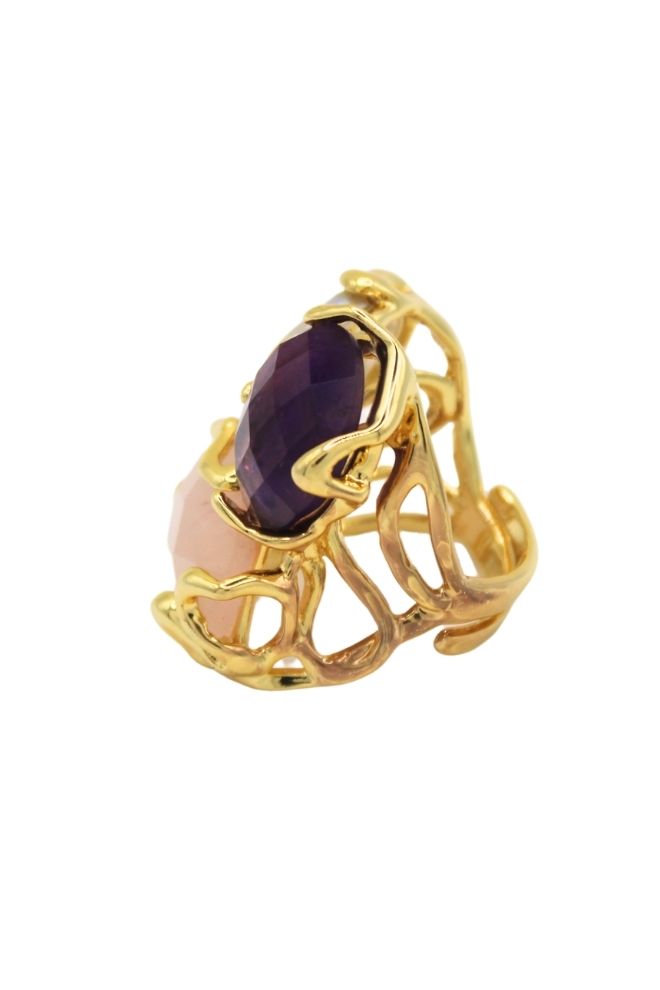 Vista lateral del Anillo Costa Violeta mostrando su diseño dorado abierto con piedras naturales.