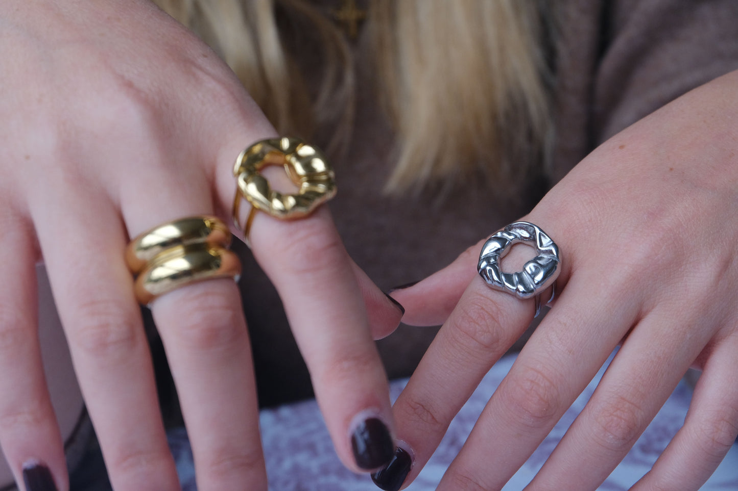 Detalle del diseño con relieves suaves del anillo "The Cozy Pop" plateado.