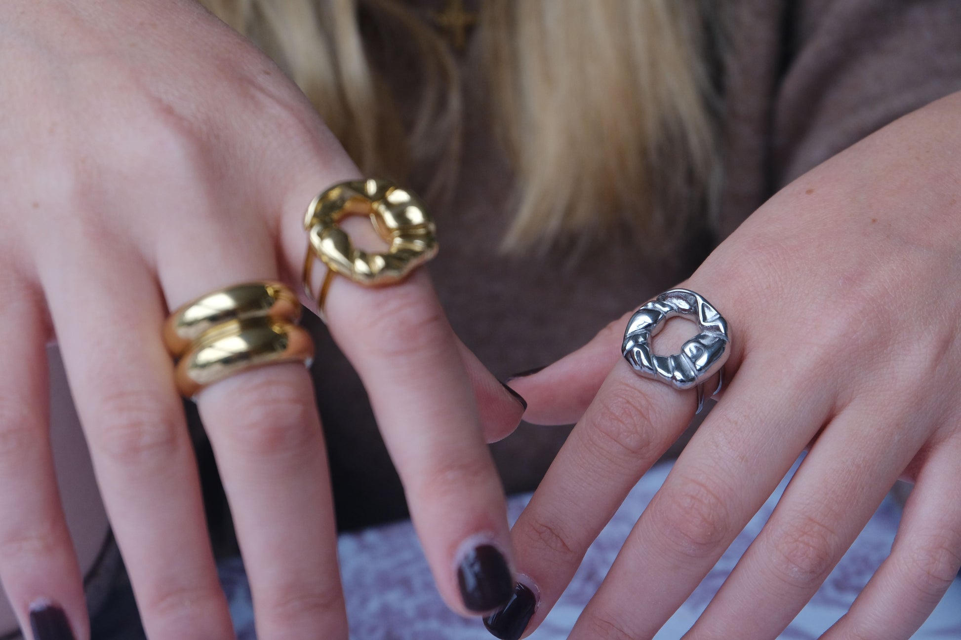 Detalle del diseño con relieves suaves del anillo "The Cozy Pop" plateado.