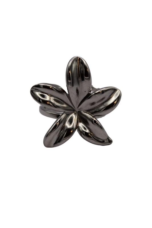 Anillo Flor Eclipse visto desde arriba, con forma floral en acabado metálico oscuro.