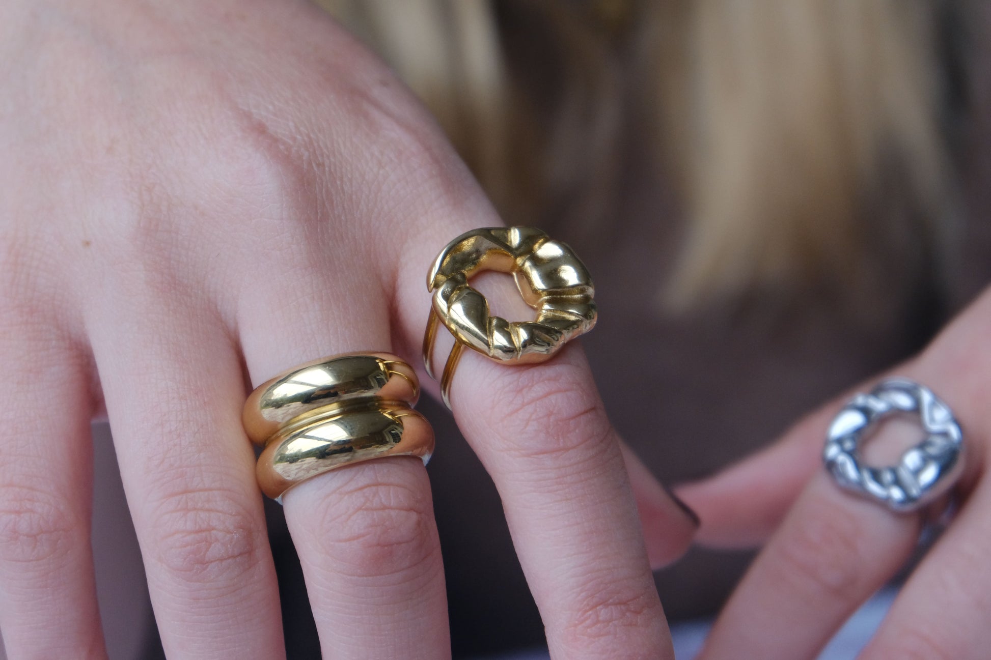 Detalle del diseño con relieves suaves del anillo "The Cozy Pop" dorado.