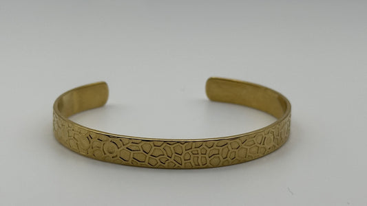 Pulsera dorada "The Bubble Bliss" sobre fondo blanco.
