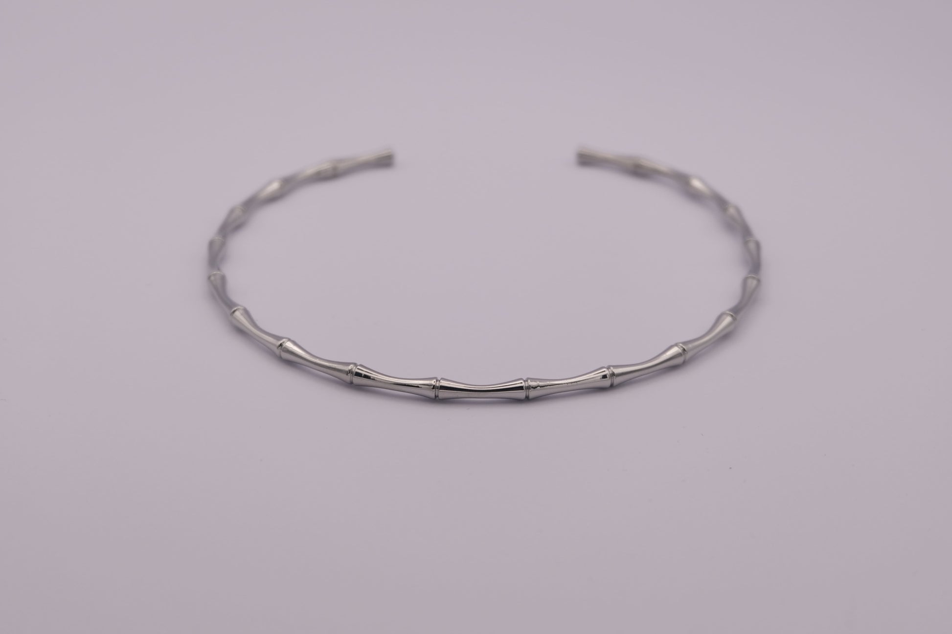 Collar plateado "The Glow Chain" sobre fondo blanco.