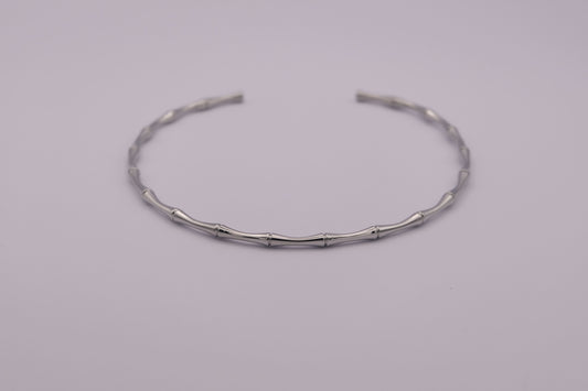 Collar plateado "The Glow Chain" sobre fondo blanco.