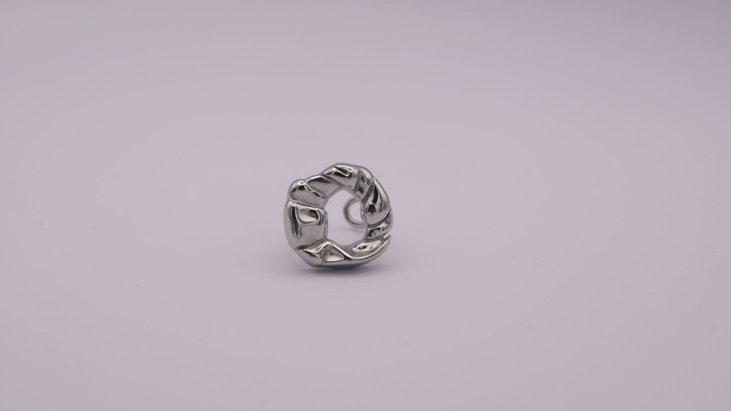 Anillo plateado con textura orgánica "The Cozy Pop" sobre fondo blanco.