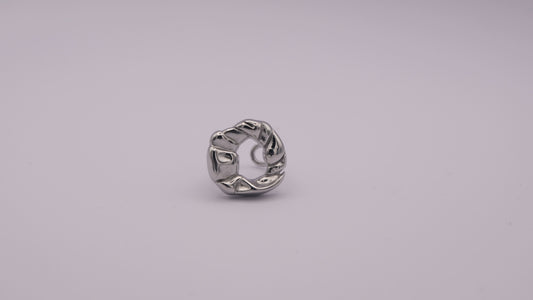 Anillo plateado con textura orgánica "The Cozy Pop" sobre fondo blanco.