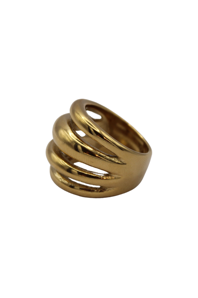 Vista lateral del Anillo Dorado Triple Aro mostrando su diseño abierto y elegante.