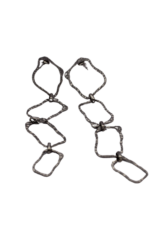 Vista de los Pendientes Cadenas Salvajes extendidos, destacando su forma libre y textura rugosa.