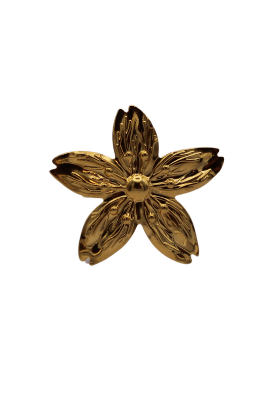 Anillo Flor Sakura visto desde arriba, con pétalos dorados texturizados.