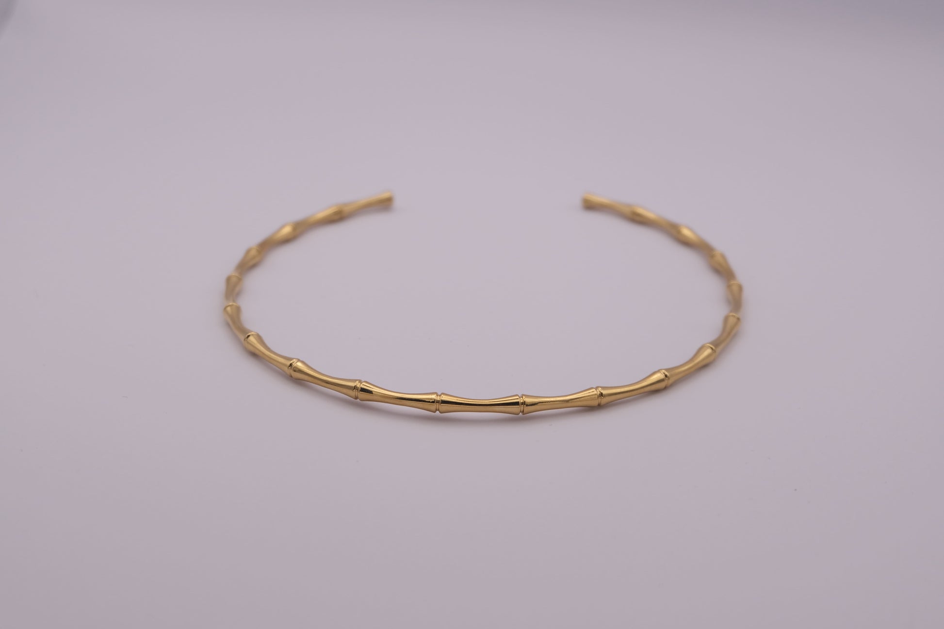 Collar dorado "The Glow Chain" sobre fondo blanco.