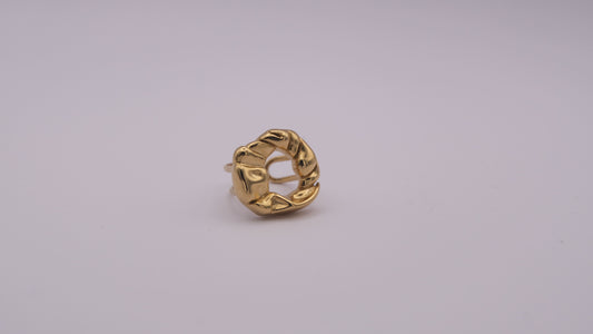 Anillo dorado con textura orgánica "The Cozy Pop" sobre fondo blanco.