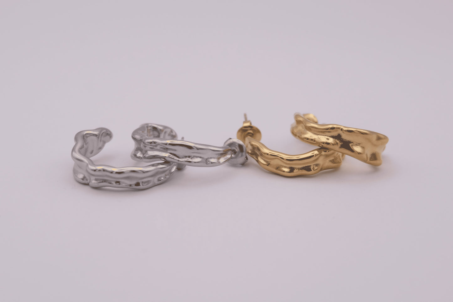 Pendientes "The Spark Glow" juntos sobre fondo blanco.