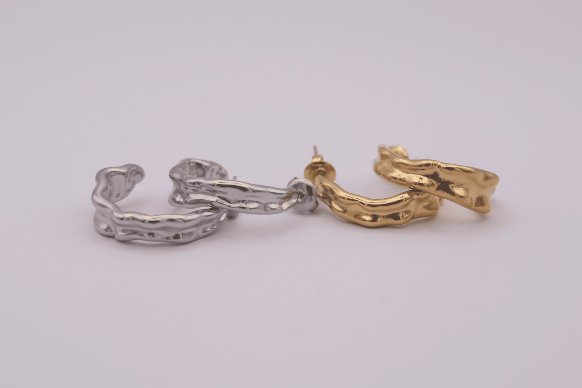 Pendientes "The Spark Glow" juntos sobre fondo blanco.
