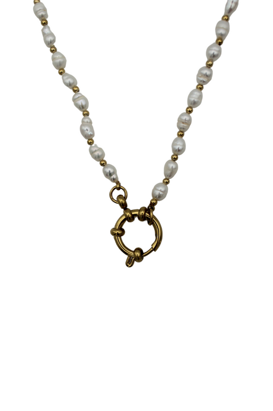 Collar dorado "Marisa" sobre fondo blanco.