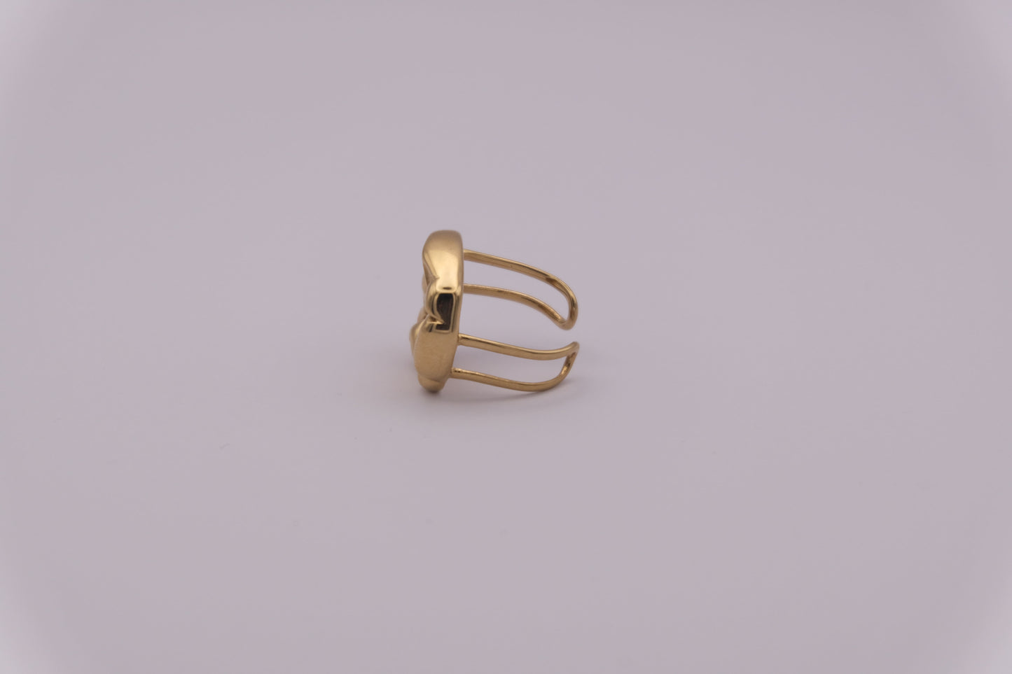 Vista lateral del anillo dorado "The Cozy Pop" mostrando su ajuste.
