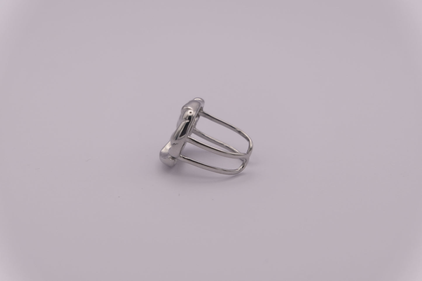 Vista lateral del anillo plateado "The Cozy Pop" mostrando su ajuste.