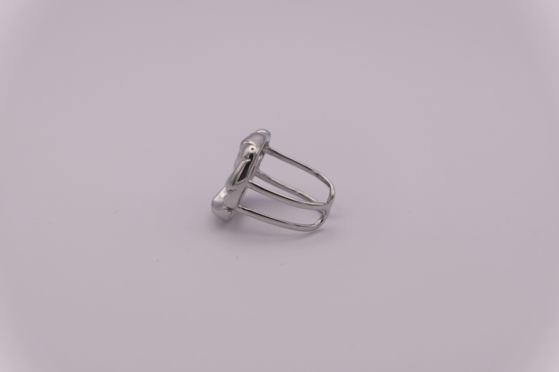 Vista lateral del anillo plateado "The Cozy Pop" mostrando su ajuste.