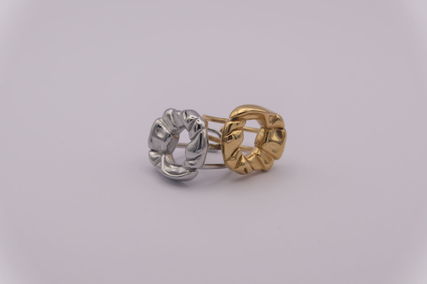 Anillos "The Cozy Pop" sobre fondo blanco.
