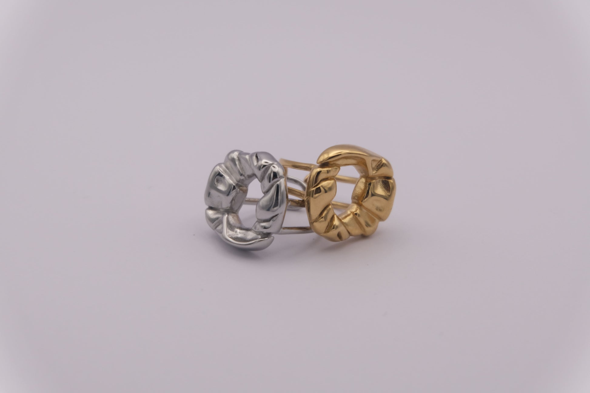 Anillos "The Cozy Pop" sobre fondo blanco.