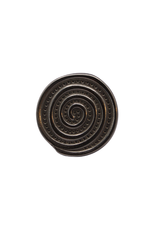 Anillo Espiral Tribal visto desde arriba, con diseño grabado en espiral y acabado envejecido.