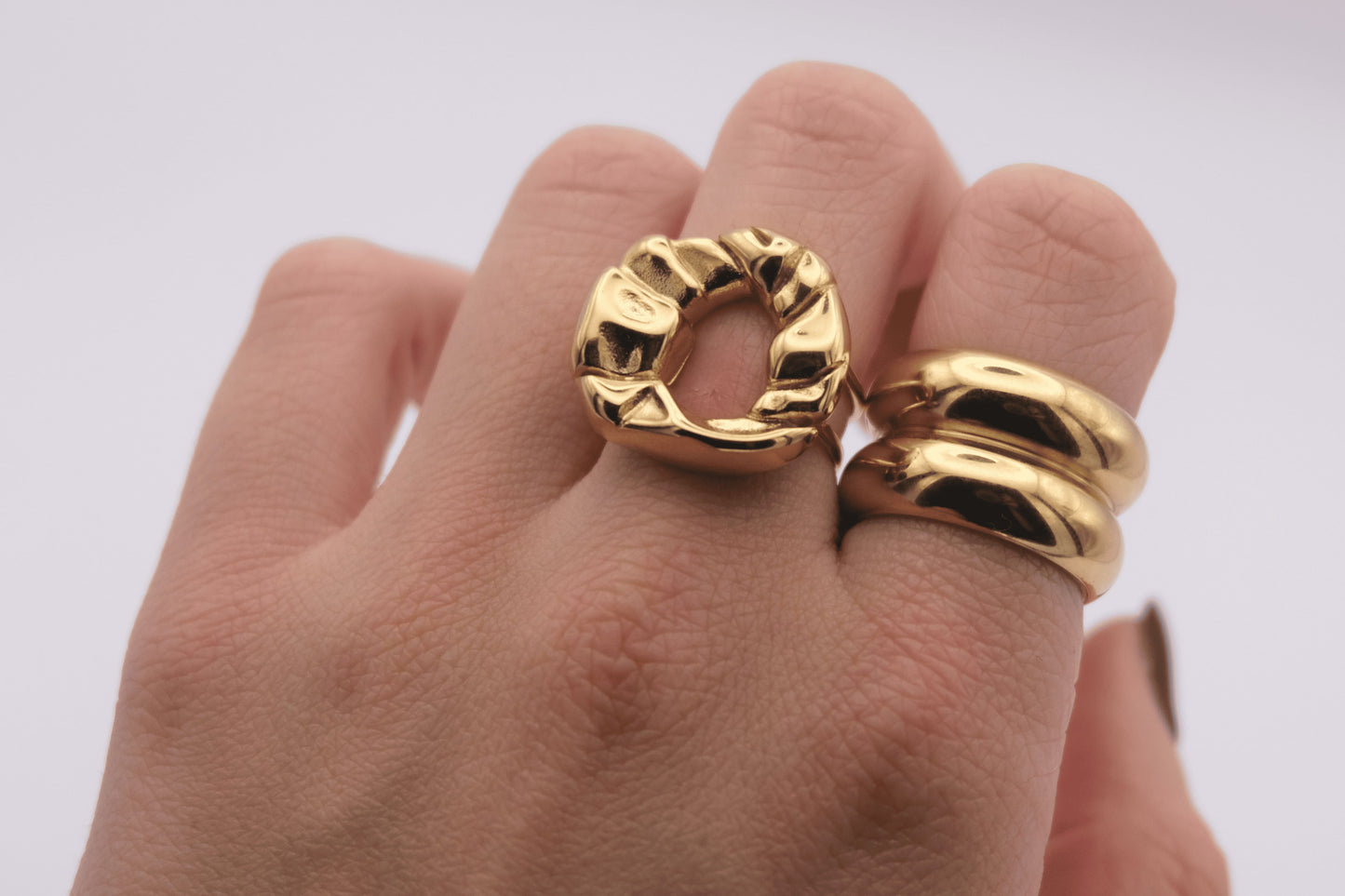 Detalle del anillo "The Cozy Pop" en las manos de una modelo.
