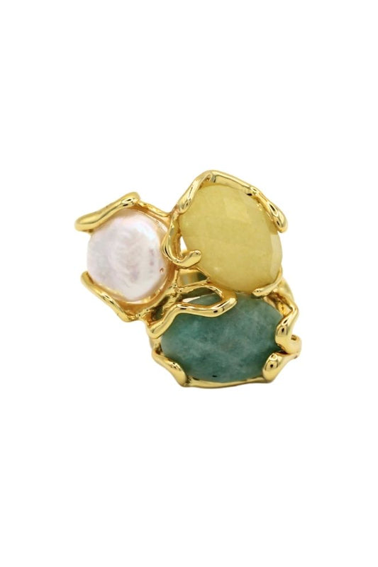 Anillo Coco Blanco con tres piedras en verde, blanco y amarillo montadas en una estructura dorada.