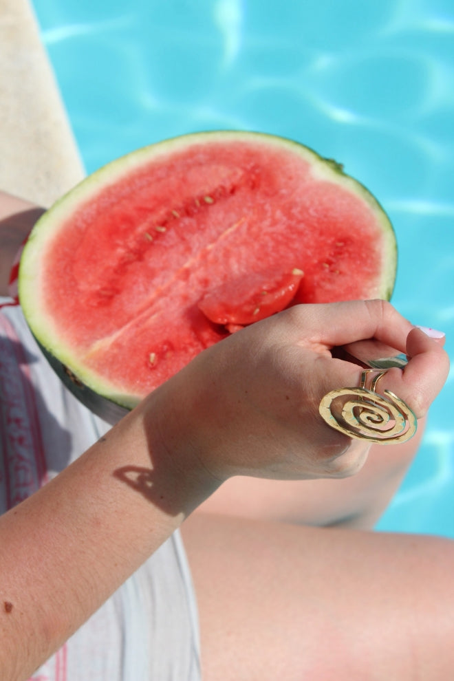 Anillo Espiral Maracuyá con sandía en mano, resaltando su inspiración tropical.