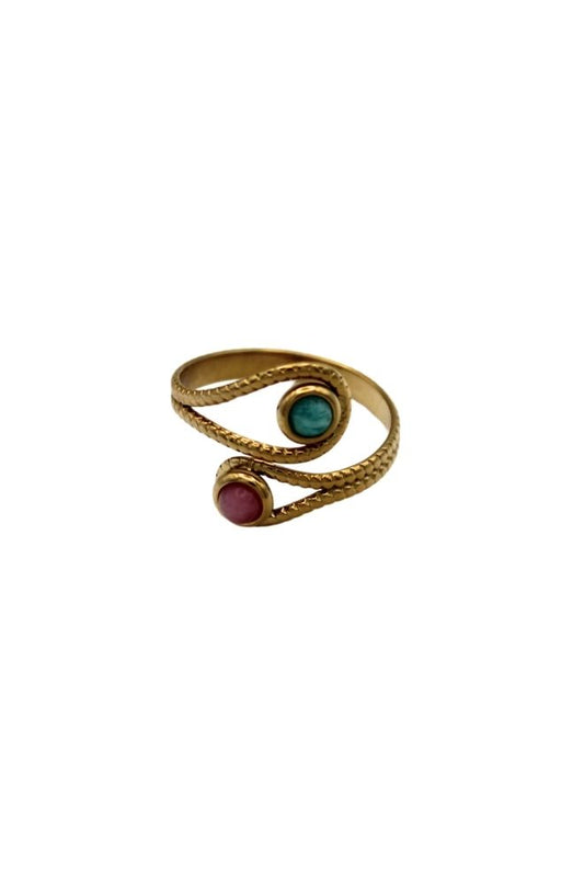 Vista frontal del Anillo Guayaba con cabujones rosa y verde sobre base dorada.