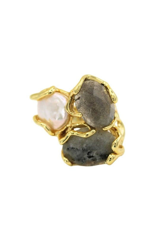 Anillo Perla Nube con tres piedras naturales y estructura dorada brillante, vista frontal sobre fondo blanco
