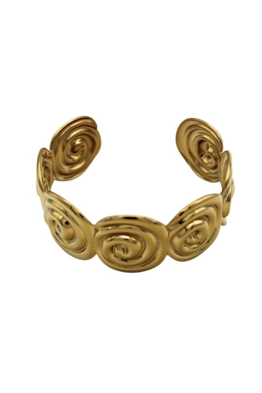 Vista frontal del Brazalete Corazón de Guanacaste con espirales doradas.