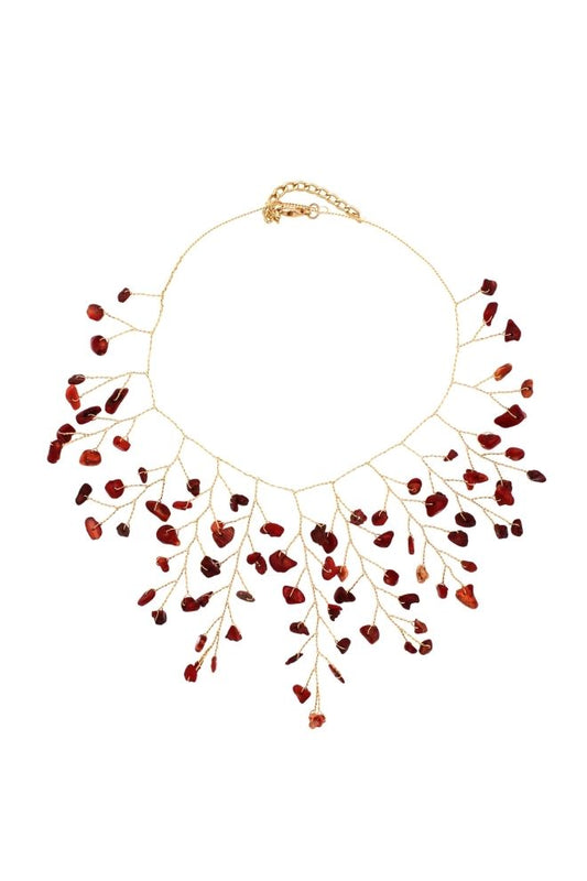 Collar Fuego de Arenal con piedras rojas sobre fondo blanco