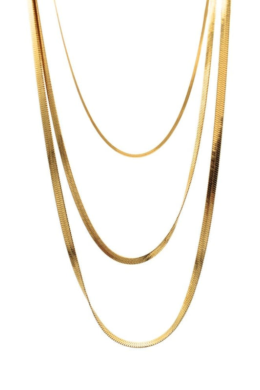 Collar Olas Doradas de triple cadena plana con acabado pulido.