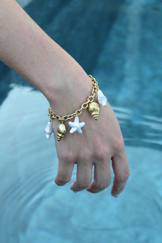 Pulsera Bahía en la muñeca de una modelo junto a una piscina.