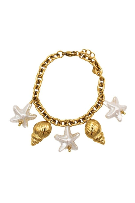 Pulsera Bahía sobre fondo blanco con charms de estrellas de mar y caracolas.